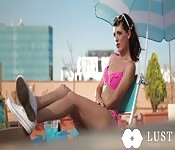 Viendo el trabajo del jardinero