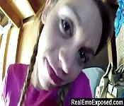 Delgada amateur chupando y pegándose a tu polla